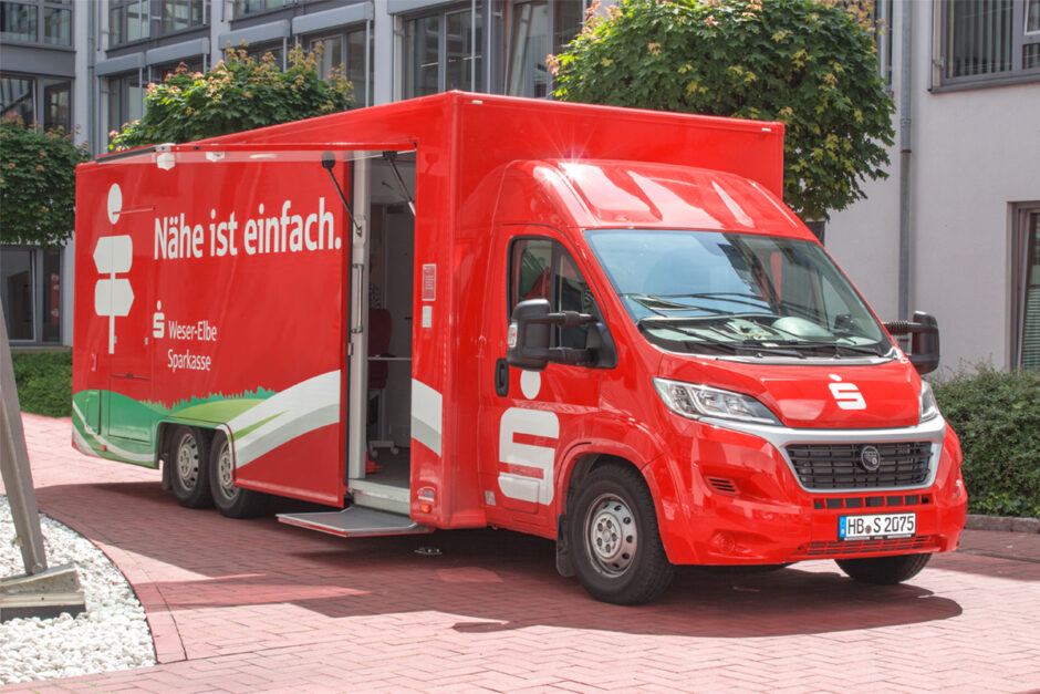 Wartungsarbeiten an der mobilen Geschäftsstelle der Weser-Elbe Sparkasse