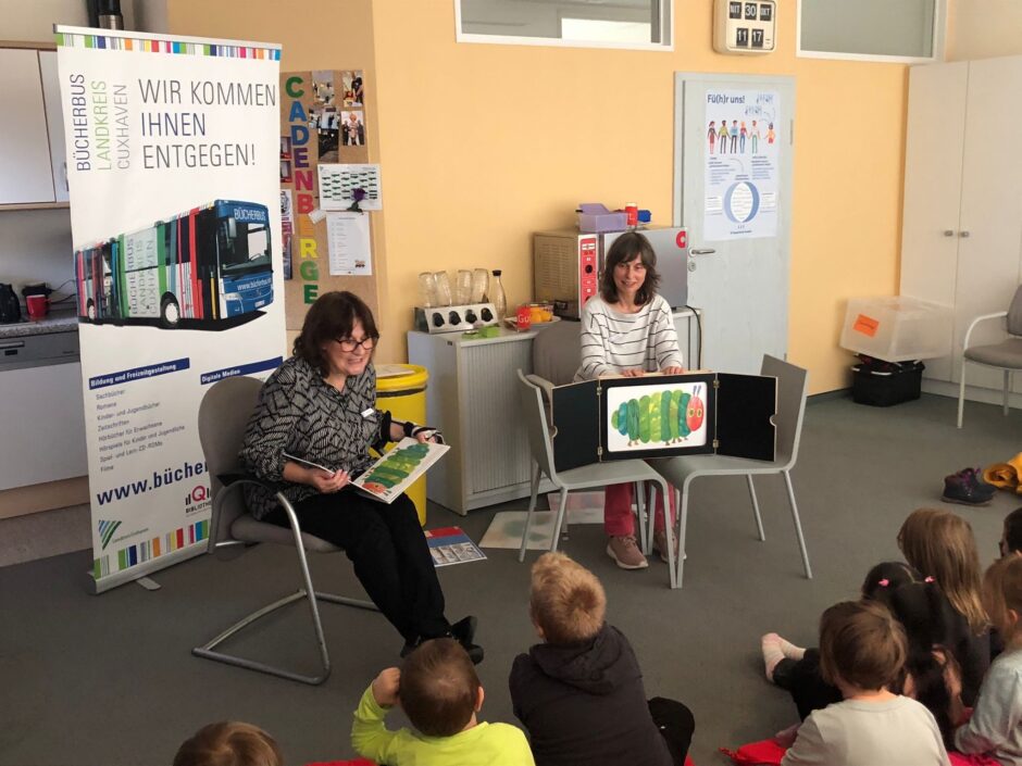 Ein Bus voller Geschichten: Wie die Fahrbibliothek Lesefreude in den Landkreis Cuxhaven bringt