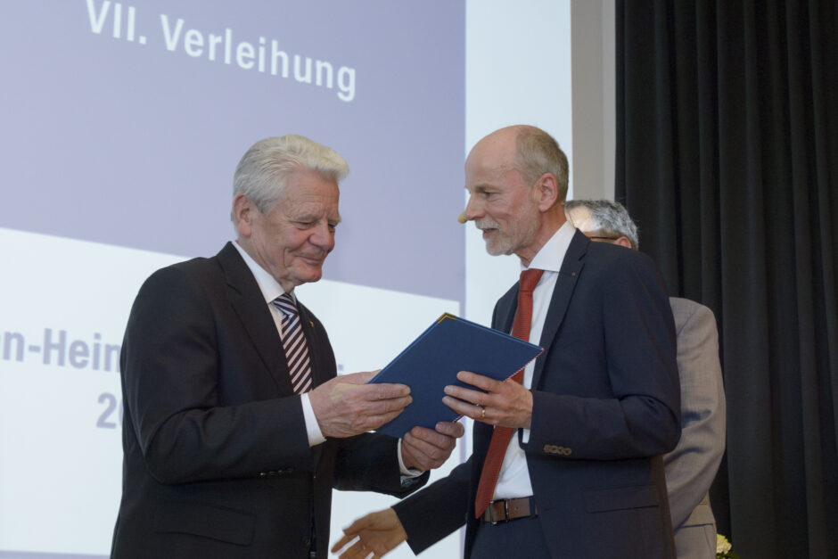 Bundespräsident a. D. Joachim Gauck ist der siebte Johann-Heinrich-Voß-Preisträger / Verleihung im festlichen Rahmen