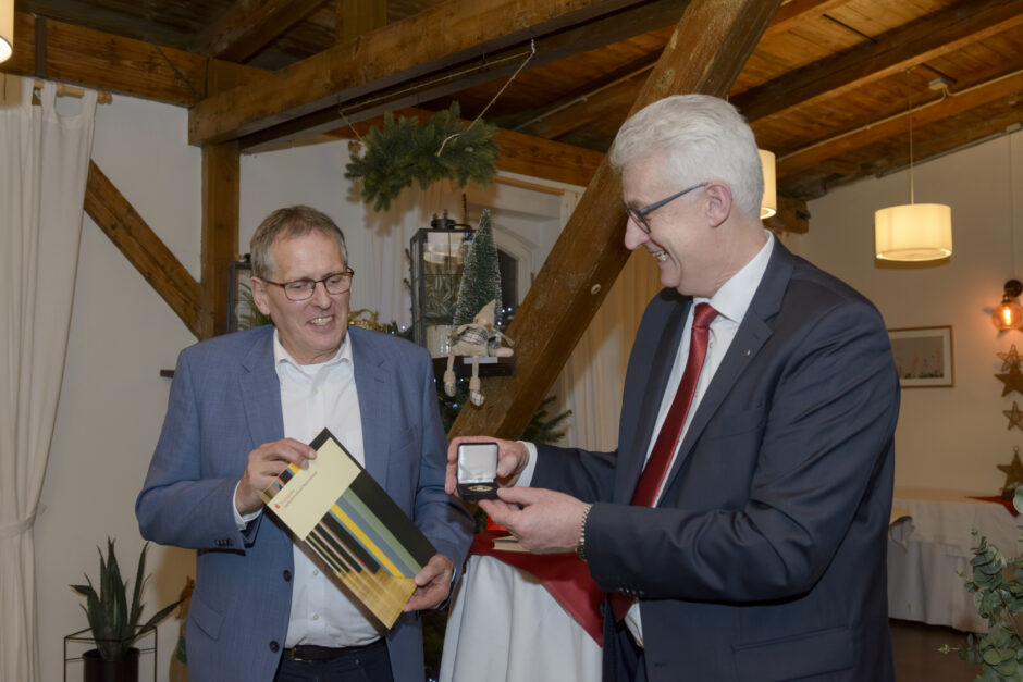 25 Jahre engagierte Mitarbeit im Verwaltungsrat der Weser-Elbe Sparkasse – Sparkassenverband Niedersachsen ehrt Claus Johannßen mit der Sparkassenmedaille in Gold