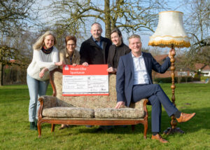 Weser-Elbe Sparkasse fördert "Das fliegende Kultursofa 2.0 - Eine kokreative Suche". Von links: Ulla Puckhaber (Stabsstelle Kultur und Beteiligung), Simone Lunau (WESPA), Jörg-Andreas Sagemühl (Bürgermeister Gemeinde Wurster Nordseeküste), Saskia Stöwing (Stabsstelle Kultur und Beteiligung) und Matthias de Boes (WESPA). Foto: WESPA / Schimanke