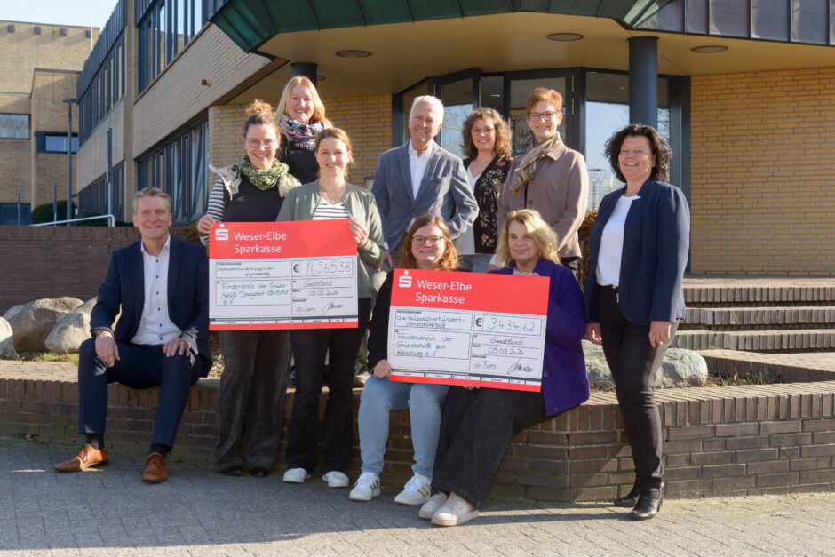 Weser-Elbe Sparkasse fördert kulturelle Bildungsprojekte an zwei Grundschulen – Scheckübergabe an Fördervereine