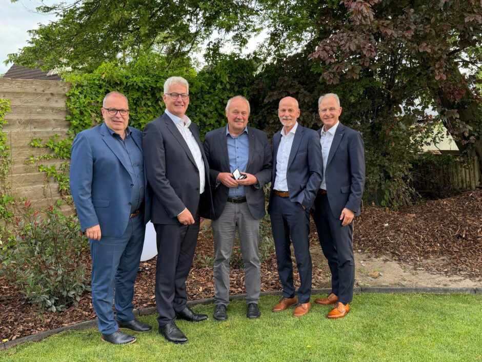 20 Jahre engagierte Mitarbeit im Verwaltungsrat der Weser-Elbe Sparkasse – Sparkassenverband Niedersachsen ehrt Hans-Jürgen Klein mit der Sparkassenmedaille in Silber