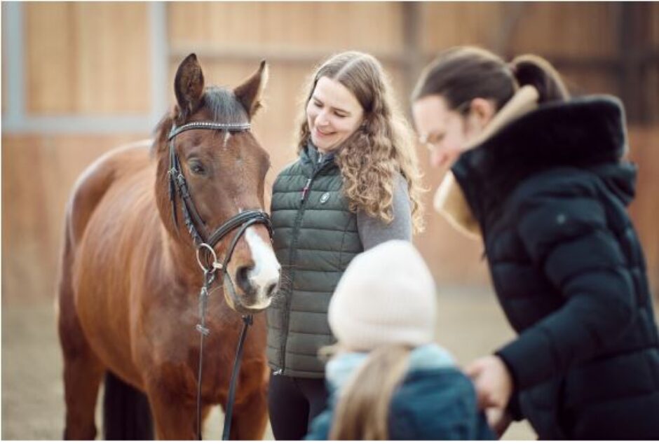 Große Freude beim Reitclub Hof Fehrmoor: Sparkassen-Förderung für neues Schulpferd
